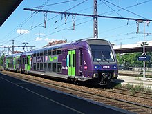 Un TER 2N Rhône-Alpes en gare de Villefranche-sur-Saône dans le Rhône.