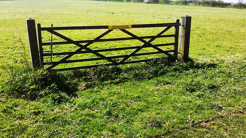 File:This made me chuckle. A gate in the middle of nowhere at Radwell Meadows near Letchworth. (17014392247).jpg