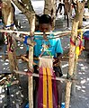 Un jeune tisserand en pleine fabrication d'un Kente