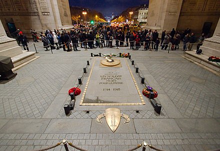 Похоронен во франции. Триумфальная арка Париж могила неизвестного солдата. Вечный огонь в Париже у Триумфальной арки. Могила неизвестного солдата в Париже под Триумфальной аркой.