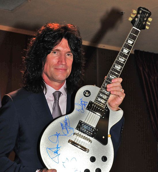 File:Tommy Thayer without KISS makeup, holding up autographed guitar, 2013.jpg