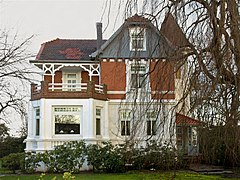 Villa mit Seitenrisalit und Turm - Bauherr: Baumschulbesitzer Bornholdt - 53°41′56″N 9°43′15″E﻿ / ﻿Ahrenloher Straße 36﻿ / 53.698795; 9.720900 - Baujahr: 1903