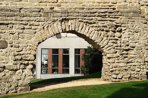 Une des arches des fondations du mur d'enceinte.