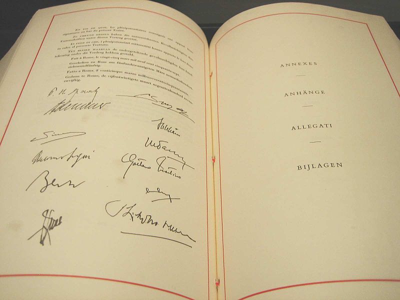 File:Traité CEE signatures.jpg