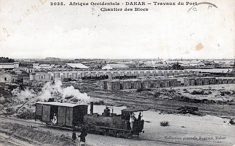 File:Travaux du port de Dakar, chantier des blocs, vers 1910.jpg