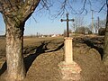 Křížek na křižovatce při sv. okraji obce; v pozadí osada Těšina