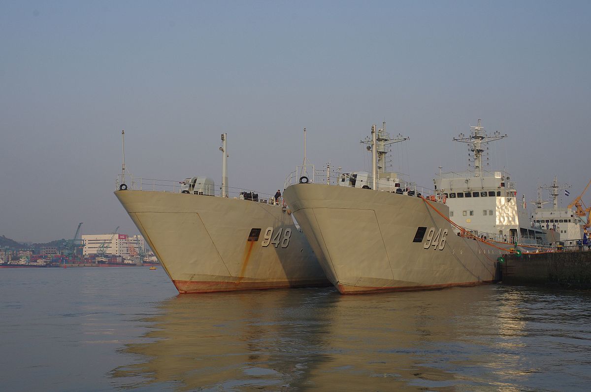 File:Two China PLA navy 073A landing ship.jpg - 维基百科，自由的 