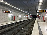 ヴェーアハーン線の地下駅はプラットホームの高さが低い（Benrather Straße駅、2017年撮影）