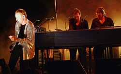 Skupina Underworld počas koncertu v New Yorku v roku 2007. Zľava: Karl Hyde, Rick Smith a Darren Price.