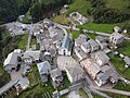 Luftpanorama auf dem Platz und der Kirche S. Maria Assunta