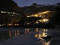 Le chef-lieu (Pâquier), la nuit, vu du lac de Maën.