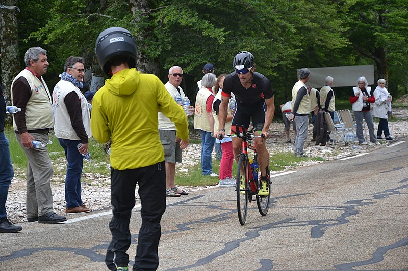 File:Ventouxman 2018 - Marcel Zamora Perez sur les pentes du Mont Ventoux.jpg