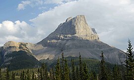 Вид на вершину канадских скалистых гор.jpg