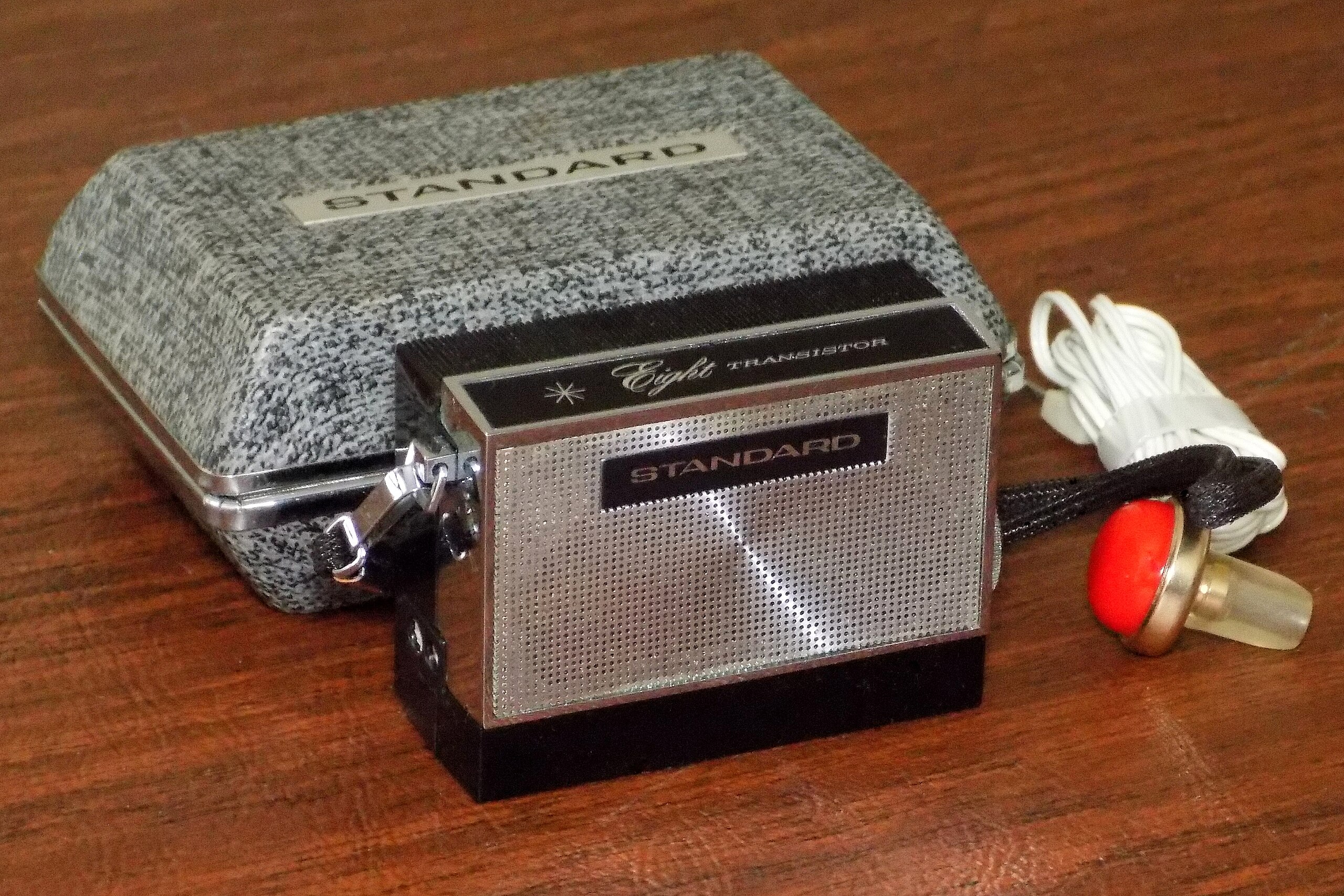 File:Vintage Standard Micronic Ruby Micro Transistor Radio, Model 