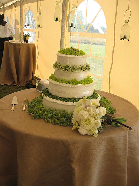 File:Wedding cake white and green.jpg