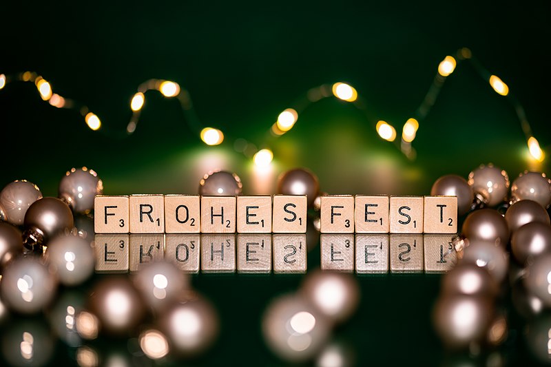 File:Weihnachten, Schriftzug "FROHES FEST" -- 2020 -- 3725.jpg