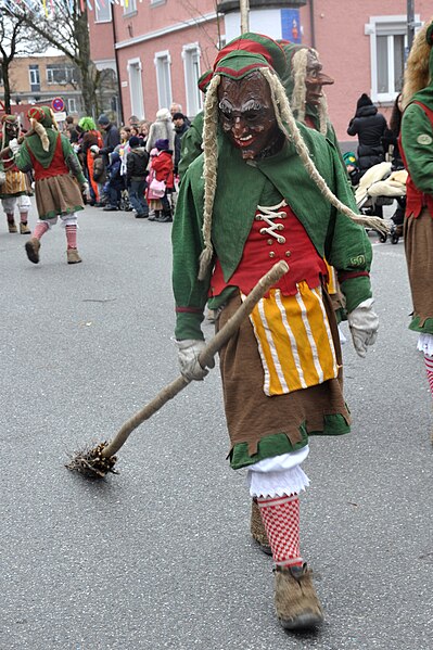 File:Weingarten Narrensprung 2011 Ostrach Riedhexen 2.jpg