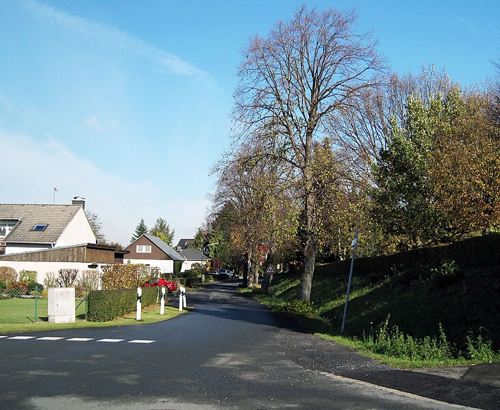 File:Werl, Hilbeck, Ortsdurchfahrt am Friedhof 2.JPG