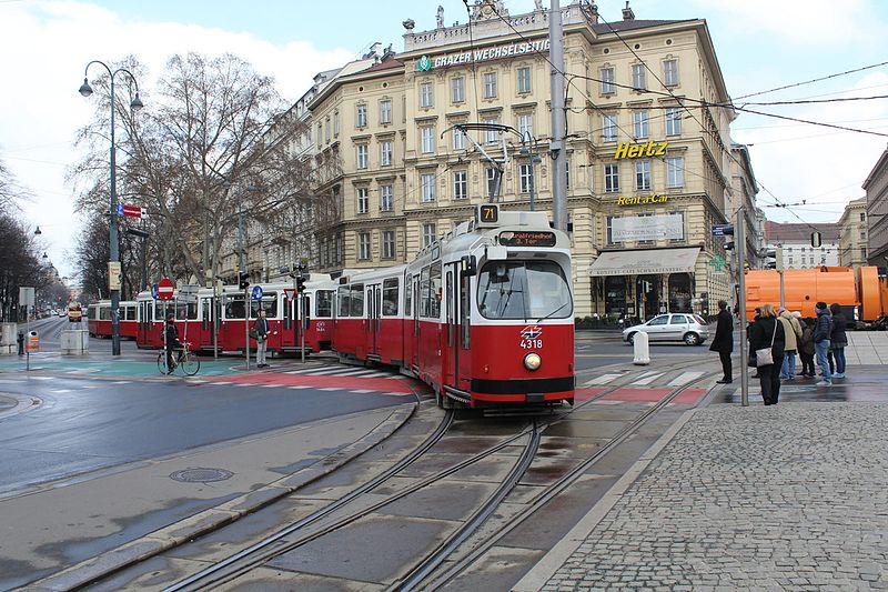 File:Wien-wiener-linien-ein-zug-944498.jpg