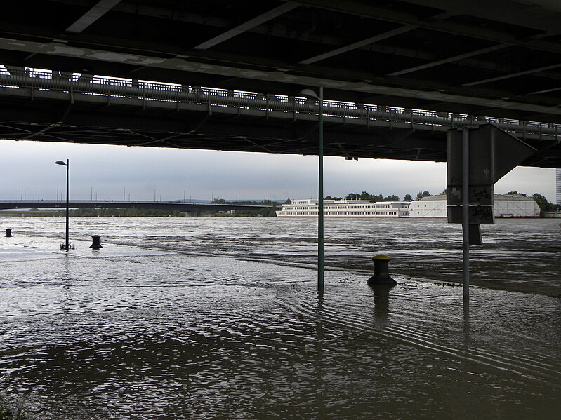 File:Wien - Hochwasser Juni 2013 - Donaupromenade beim Handelskai.jpg