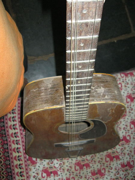 File:Yamaki Deluxe 12 string acoustic guitar - fretboard from top - Sir Theo, Belgaum, India (2011-11-23 08.13.03 by julian correa).jpg