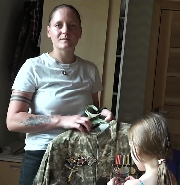 File:Yulia Tolopa with medals and daughter.jpg