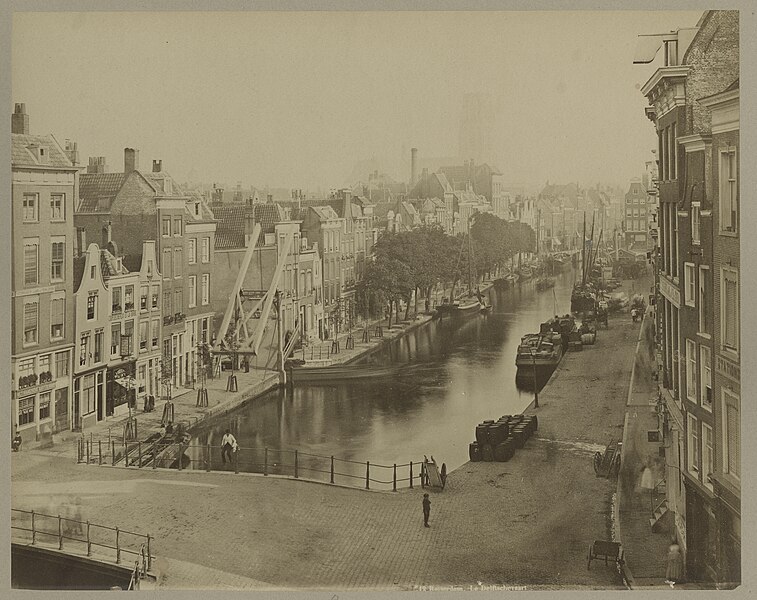 File:Zicht op de Delftsevaart met de Galerijbrug, het Haagseveer en Stokvisbrug 1890.jpg