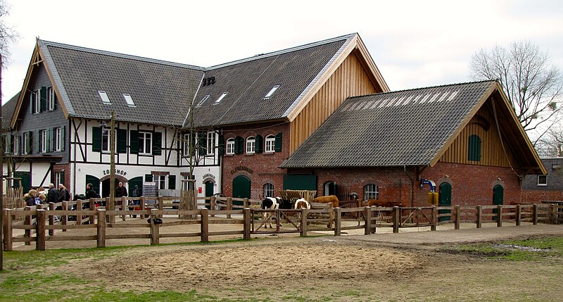 File:Zoo Koeln Clemenshof mit Zooschule.jpg