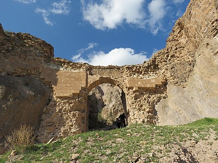 در ورودی قلعه دختر.jpg