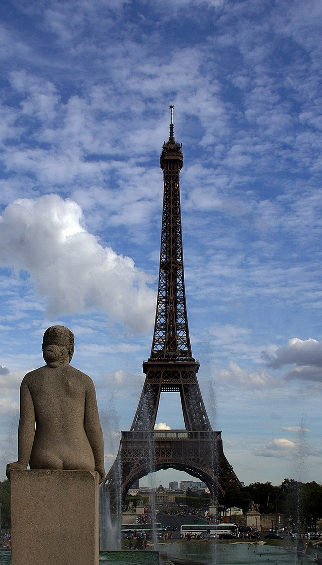 Fotografía  de "La Femme", escultura de Daniel Bacqué cerca de la Torre Eiffel