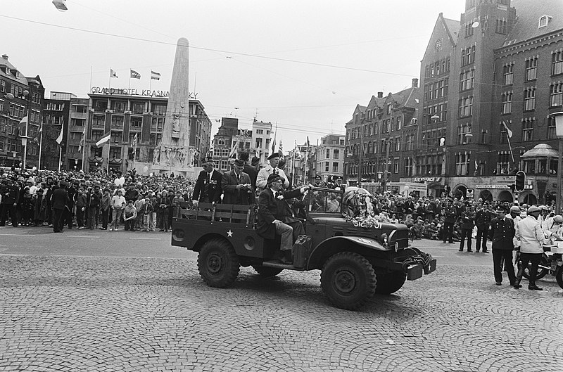 File:(Her) Intocht van Canadezen die Amsterdam bevrijdden op de Dam, Bestanddeelnr 930-8149.jpg
