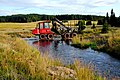 Hier in Tschechien ist es ein Bauer mit seinem Landwirtschaftsfahrzeug, der durch den Fluss Rolava will.