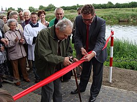 Przecięcia wstęgi otwierającej promenadę dokonał 91-letni śremianin.