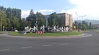 Dubbelbaanse regendruppelrotonde met fontein in Zenica (Bosnië), waar na 2011 alle verkeerslichten zijn vervangen door rotondes.