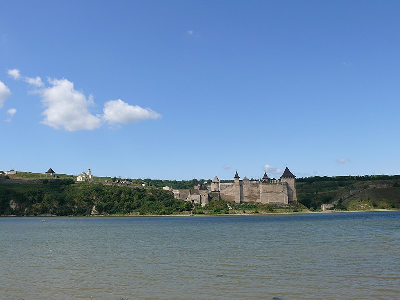 File:Хотинська фортеця вид через ріку Дністер 03.jpg