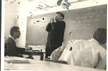 אריה לוי שריד, (במרכז התמונה) מהלך שיעור ספרות בתיכון המחוזי בעפולה, שנות ה-80