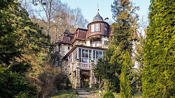 Habitation à l'architecture remarquable, située sur un flanc boisé de la commune allemande de Rudolstadt (Thuringe). (définition réelle 3 404 × 1 916)