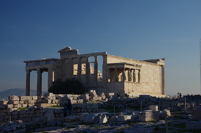 File:02 2020 Grecia photo Paolo Villa FO190137 (Acropoli di Atene) Eretteo da Sud ovest, con le cariatidi, Arte Greca Classica, cielo blu, senza gimp.jpg