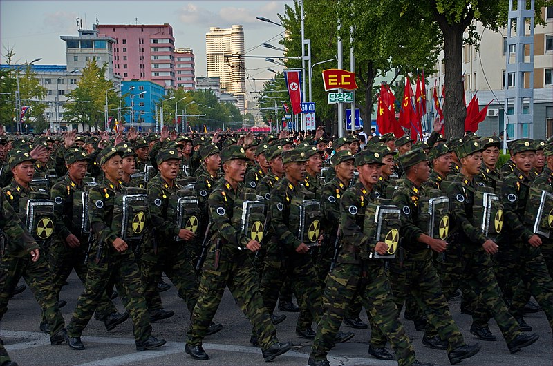 File:0957 - Nordkorea 2015 - Pjöngjang - Parade zum 75. JT der Arbeiterpartei (22976775845).jpg