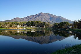 Uitzicht op de Daizahoushi-vijver en de berg Iizuna.