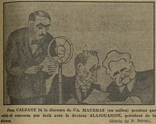 Dessin humoristique au trait noir représentant trois personnages masculins, l'un à gauche parlant dans un micro, les deux autres assis à droite conversant en aparté.