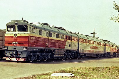 Driedelige goederentrein diesellocomotief 2TE116G met kop zesassige tractiesecties en een tussen tender vierassige sectie in Rusland