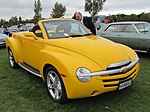 Chevrolet SSR mit zu öffnendem Metalldach; hier mit optionalem Tonneau Cover über der Ladefläche (2004).