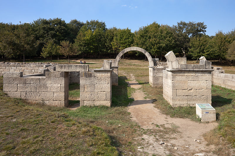 File:2011-10-15. Aquis Querquennis - Galiza - Porta principal esquerda desde o interior - AQ41.jpg