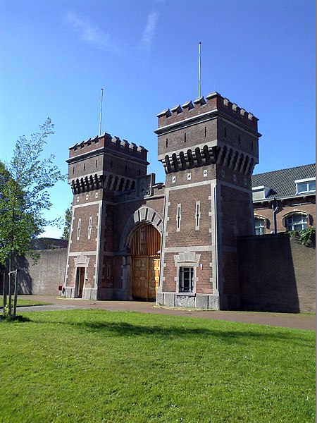 File:2015, Scheveningen Prison The Hague, old main gate (14).jpg
