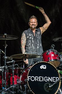 Frazier actuando con Foreigner en 2016