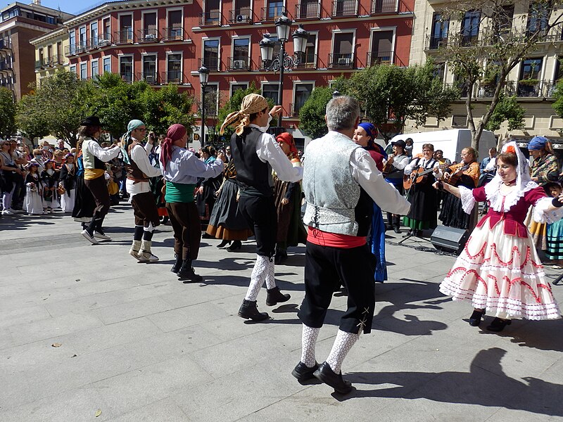 File:2022 Bailes en la Plaza de Lavapies.jpg