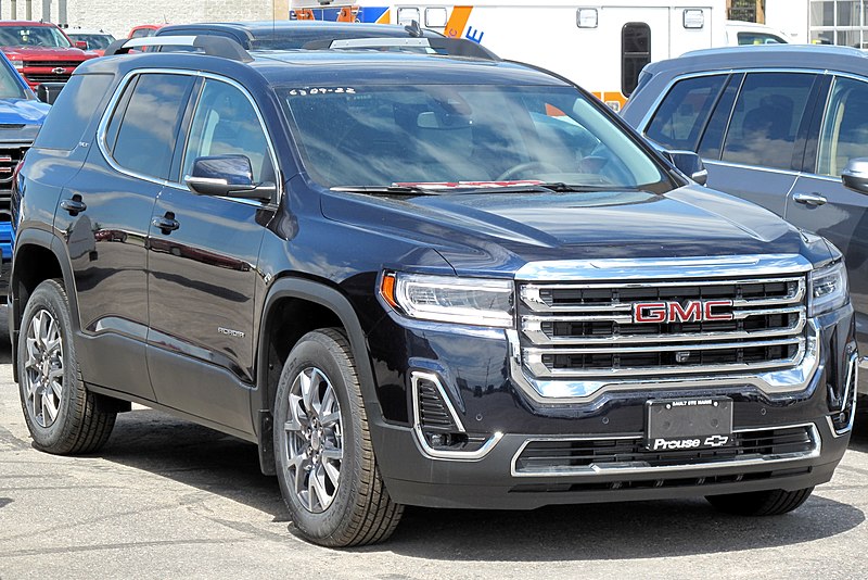 File:2022 GMC Acadia SLT in Ebony Twilight Metallic, Front Right, 06-26-2022.jpg