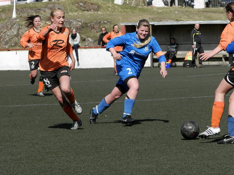 File:28 May 2012 FC Suðuroy vs Skála ÍF women 1 deild.jpg