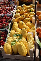 Плоды цитрона на рыночном прилавке
